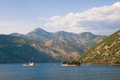 Sikt av fjärden av det Kotor Adriatiskt havet och två lilla öar Montenegro Royaltyfri Fotografi Sikt av fjärden av det Kotor Adriatiskt havet och två lilla öar Montenegro Royaltyfri Fotografi