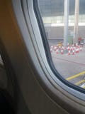Sikt av flygplatsen i dagsljus från nivån, når att ha landat royaltyfri bild Sikt av flygplatsen i dagsljus från nivån, når att ha landat royaltyfri bild
