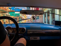 Sikt av havannacigarren från inre en retro bil med en chaufför royaltyfri fotografi Sikt av havannacigarren från inre en retro bil med en chaufför royaltyfri fotografi