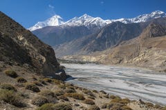 Sikt av himalayasna Dhaulagiri och byn av Jomsom fotografering för bildbyråer Sikt av himalayasna Dhaulagiri och byn av Jomsom fotografering för bildbyråer