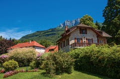 Sikt av hus i byn av Talloires, bredvid sjön av Annecy royaltyfri foto Sikt av hus i byn av Talloires, bredvid sjön av Annecy royaltyfri foto