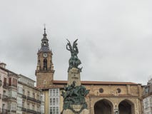 SIKT AV KYRKAN AV SAN MIGUEL OCH MONUMENTET TILL STRIDEN AV VITORIA royaltyfria foton SIKT AV KYRKAN AV SAN MIGUEL OCH MONUMENTET TILL STRIDEN AV VITORIA royaltyfria foton