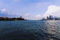 Sikt av Manhattan från Hoboken flodstrandstrand royaltyfria foton Sikt av Manhattan från Hoboken flodstrandstrand royaltyfria foton