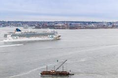 Sikt av Manhattan horisont med den vita kryssningeyeliner från Hoboken New York royaltyfri fotografi Sikt av Manhattan horisont med den vita kryssningeyeliner från Hoboken New York royaltyfri fotografi