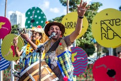 Sikt av mannen i typisk brasilian, Junina parti royaltyfri foto Sikt av mannen i typisk brasilian, Junina parti royaltyfri foto