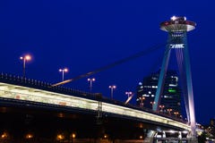 Sikt av mest SNP-bro i Bratislava i natt Royaltyfri Bild Sikt av mest SNP-bro i Bratislava i natt Royaltyfri Bild