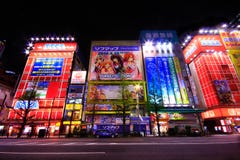 Sikt av neontecken och affischtavlaannonseringar i Akihabara elektroniknav i Tokyo, Japan fotografering för bildbyråer Sikt av neontecken och affischtavlaannonseringar i Akihabara elektroniknav i Tokyo, Japan fotografering för bildbyråer