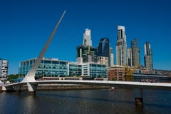Sikt av Puerto Madero grannskapstrand och kvinnas bro Puente de la Mujer royaltyfri fotografi Sikt av Puerto Madero grannskapstrand och kvinnas bro Puente de la Mujer royaltyfri fotografi