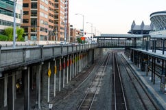 Sikt av Puget Sound med blåa himlar och i stadens centrum Seattle, Washington, USA arkivbild Sikt av Puget Sound med blåa himlar och i stadens centrum Seattle, Washington, USA arkivbild