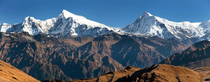 Sikt av Putha Churen Himal och Dhaulagiri Himal arkivbild Sikt av Putha Churen Himal och Dhaulagiri Himal arkivbild