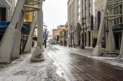 Sikt av Stephen Avenue Walk i i stadens centrum Calgary på en snöig vinterdag fotografering för bildbyråer Sikt av Stephen Avenue Walk i i stadens centrum Calgary på en snöig vinterdag fotografering för bildbyråer