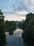 Sikt av Warwick Castle från bron på floden Avon arkivbilder Sikt av Warwick Castle från bron på floden Avon arkivbilder
