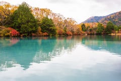 Sikt av Yuno sjön i höstsäsong på den Nikko nationalparken, Nikko arkivfoto Sikt av Yuno sjön i höstsäsong på den Nikko nationalparken, Nikko arkivfoto