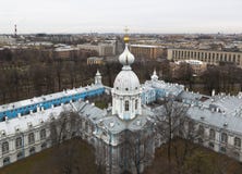Sikt från klockatornet av Smolnyen & x28en; Resurrection& x29; Domkyrka i St Petersburg arkivbilder Sikt från klockatornet av Smolnyen & x28en; Resurrection& x29; Domkyrka i St Petersburg arkivbilder