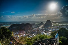 Sikt från marmorbergen, Da Nang royaltyfri bild Sikt från marmorbergen, Da Nang royaltyfri bild