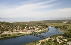 Sikt från riunsna av slotten Skoder i Albanien på flodBuna fotografering för bildbyråer Sikt från riunsna av slotten Skoder i Albanien på flodBuna fotografering för bildbyråer