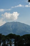 Sikt för berg för Ascona lagomaggiore med molnig himmel och trädet royaltyfri fotografi Sikt för berg för Ascona lagomaggiore med molnig himmel och trädet royaltyfri fotografi