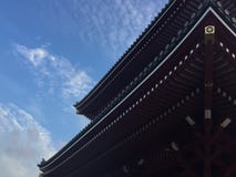 Sikt för låg vinkel av det härliga trätaket av den Senso-ji templet i Tokyo, Japan royaltyfri foto Sikt för låg vinkel av det härliga trätaket av den Senso-ji templet i Tokyo, Japan royaltyfri foto