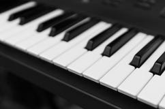 Sikt för nyckel- bräde för syntpiano bästa Yrkesmässigt elektroniskt midi tangentbord med svartvita tangenter royaltyfria foton Sikt för nyckel- bräde för syntpiano bästa Yrkesmässigt elektroniskt midi tangentbord med svartvita tangenter royaltyfria foton