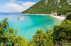 Sikt på den fantastiska fjärden med den härliga stranden i södra Dalmatia, Kroatien arkivfoton Sikt på den fantastiska fjärden med den härliga stranden i södra Dalmatia, Kroatien arkivfoton