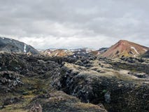 Sikt på det Laugahraun lavafältet uppifrån av det Brennisteinsalda berget, Landmannalaugar, Island arkivbilder Sikt på det Laugahraun lavafältet uppifrån av det Brennisteinsalda berget, Landmannalaugar, Island arkivbilder
