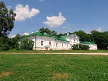 Sikt på ’det Volkonsky ’huset i museum-gods av Leo Tolstoy i Yasnaya Polyana royaltyfri foto Sikt på ’det Volkonsky ’huset i museum-gods av Leo Tolstoy i Yasnaya Polyana royaltyfri foto