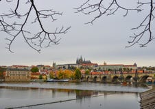Sikt till den Charles Bridge och Prague slotten royaltyfri fotografi Sikt till den Charles Bridge och Prague slotten royaltyfri fotografi