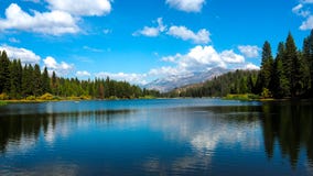 Sikt till den härliga sjön i Yosemite arkivbilder Sikt till den härliga sjön i Yosemite arkivbilder