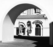 Sikt till och med b?ge av ?lrestaurangen p? stadshuset i ?vrestaden, den historiska mitten av Minsk royaltyfri fotografi Sikt till och med b?ge av ?lrestaurangen p? stadshuset i ?vrestaden, den historiska mitten av Minsk royaltyfri fotografi