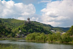 Sikt till slotten Reichsburg och staden av Cochem, Tyskland royaltyfri fotografi Sikt till slotten Reichsburg och staden av Cochem, Tyskland royaltyfri fotografi