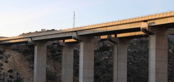 Sikt underifrån av motorwayen arkivfoto Sikt underifrån av motorwayen arkivfoto