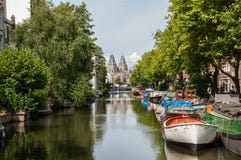 Sikt över en kanal i Amsterdam royaltyfria foton Sikt över en kanal i Amsterdam royaltyfria foton