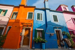 Sikten av den Burano ön, en liten ö inom Venedig Venezia område som är berömt för, snör åt danande och dess färgrika hus , Italie royaltyfria foton Sikten av den Burano ön, en liten ö inom Venedig Venezia område som är berömt för, snör åt danande och dess färgrika hus , Italie royaltyfria foton