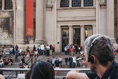 Sikten av den storstads- konstmuseet av New York City av turnerar uppifrån bussen arkivfoton Sikten av den storstads- konstmuseet av New York City av turnerar uppifrån bussen arkivfoton