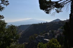 Sikten från den Taormina trädgården arkivbilder Sikten från den Taormina trädgården arkivbilder