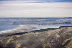 Sikten in mot Morro vaggar och den Morro fjärddelstatsparken som ses så från den Montana de oro delstatsparken; ett lager av dimm royaltyfria bilder Sikten in mot Morro vaggar och den Morro fjärddelstatsparken som ses så från den Montana de oro delstatsparken; ett lager av dimm royaltyfria bilder
