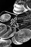 Silbermünzen und Stangenhintergrund lizenzfreies stockbild Silbermünzen und Stangenhintergrund lizenzfreies stockbild