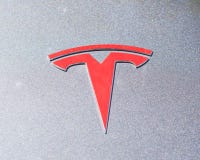 Silberne Autohaubenabdeckung mit Tesla-Logonahaufnahme stockfoto Silberne Autohaubenabdeckung mit Tesla-Logonahaufnahme stockfoto
