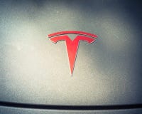 Silberne Autohaubenabdeckung mit Tesla-Logonahaufnahme lizenzfreie stockbilder Silberne Autohaubenabdeckung mit Tesla-Logonahaufnahme lizenzfreie stockbilder
