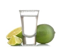 Silberner Tequila in einem Glas/Glas mit Kalkabschluß oben auf einem weißen lokalisierten Hintergrund stockfotografie Silberner Tequila in einem Glas/Glas mit Kalkabschluß oben auf einem weißen lokalisierten Hintergrund stockfotografie