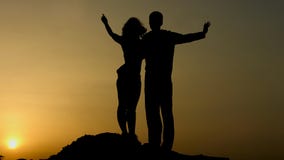 Silhouet die van gelukkig paar die van zonsondergang genieten samen, voortaan met hoop kijken stock fotografie Silhouet die van gelukkig paar die van zonsondergang genieten samen, voortaan met hoop kijken stock fotografie