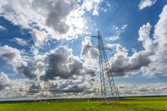 Silhouet van de hoogspannings elektrische pylon torens op de achtergrond van mooie wolken royalty-vrije stock fotografie Silhouet van de hoogspannings elektrische pylon torens op de achtergrond van mooie wolken royalty-vrije stock fotografie