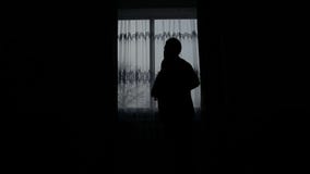 Silhouet van een mens gekleed in de ruimte stock footage Silhouet van een mens gekleed in de ruimte stock footage