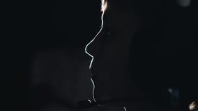 Silhouet van het gezicht van de jongen met een hoofdtelefoon op zijn hoofd Hij speelt een videospelletje Nadenkend kijk stock video Silhouet van het gezicht van de jongen met een hoofdtelefoon op zijn hoofd Hij speelt een videospelletje Nadenkend kijk stock video