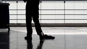 Silhouet van schoonmakende de dienstmensen die vloer vegen Stock Foto's Silhouet van schoonmakende de dienstmensen die vloer vegen Stock Foto's
