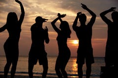 Silhouet van Vrienden die Strandpartij hebben stock foto Silhouet van Vrienden die Strandpartij hebben stock foto