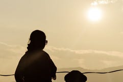 Silhouet van vrije Rustige ontspannende vrouw die van vrijheid genieten bij zonsondergang op berg in ochtend in zuiver geluk in Z stock afbeelding Silhouet van vrije Rustige ontspannende vrouw die van vrijheid genieten bij zonsondergang op berg in ochtend in zuiver geluk in Z stock afbeelding