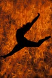 Silhouet van vrouw het dansen sprong in brand royalty-vrije stock afbeeldingen Silhouet van vrouw het dansen sprong in brand royalty-vrije stock afbeeldingen