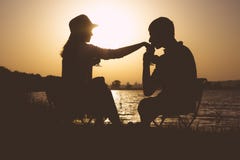Silhouette of appointment of young couples in love to leave on a picnic out of town at dawn royalty free stock images Silhouette of appointment of young couples in love to leave on a picnic out of town at dawn royalty free stock images