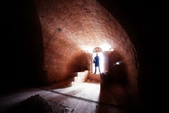 Silhouette av mannen i crypt royaltyfri fotografi Silhouette av mannen i crypt royaltyfri fotografi